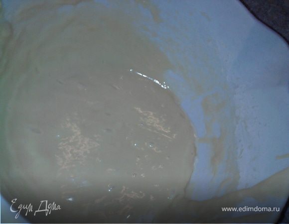 Муку смешать с разрыхлителем. Добавить к яйцам. Тесто получается как на оладушки.