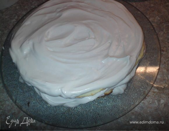 Охлажденные коржи смазываем кремом. Можно добавить сухофрукты.