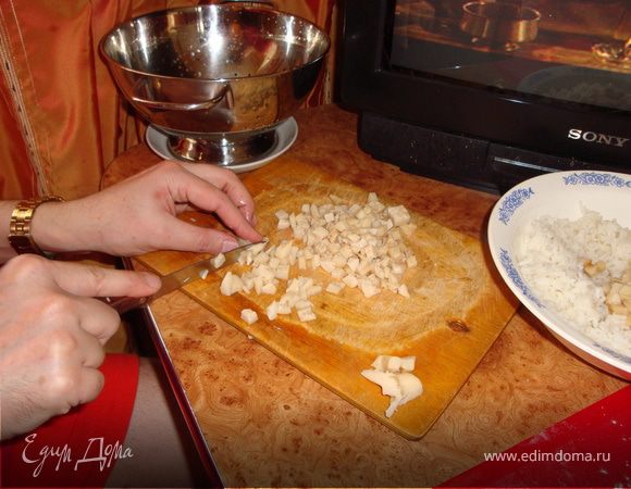 Замешиваем тесто. Пока оно подходит-отдыхает, займемся начинкой.
Подготовленный рис заливаем водой и ставим варить.
Моем-чистим лук, режем кубиками (не очень мелко).