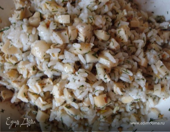 Обжариваем лук, отставляем в сторонку, чтобы немного остыл.
Достаем соленые грибы и промываем их холодной водой. Хорошенько стряхиваем воду и режем грибы кубиками, довольно мелкими (объем риса и грибов должен быть примерно одинаковым). Пока мы занимались луком и грибами, рис сварился.
Смешиваем рис, грибы, обжаренный лук, черный перец и укроп.