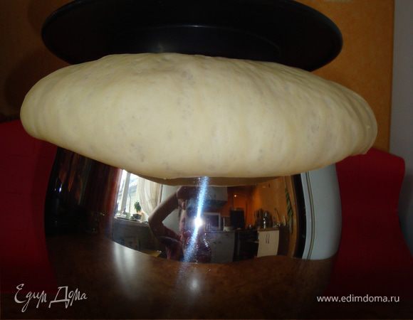 Пока мы готовили начинку, мыли кучу посуды и может быть делали еще чего-нибудь, тесто подошло и "снимает перед нами шляпу"...