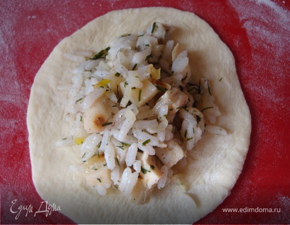 У меня получается большой объем теста, как я уже писала в рецепте http://www.edimdoma.ru/recipes/17149. В этот раз я отделила на пироги примерно 1/3 часть, остальное поделила на 3 порции и заморозила. Итак, разделываем тесто на кусочки, раскатываем лепешки и лепим пирожки...