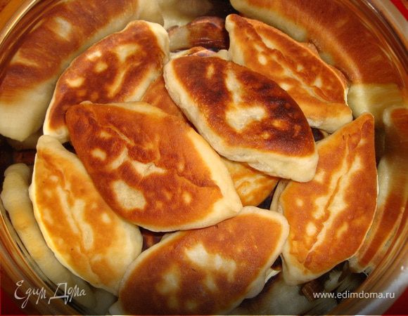 Завариваем свежий чай и приглашаем всех к столу.
P.S. Еще очень вкусно такие пирожки со сметаной...