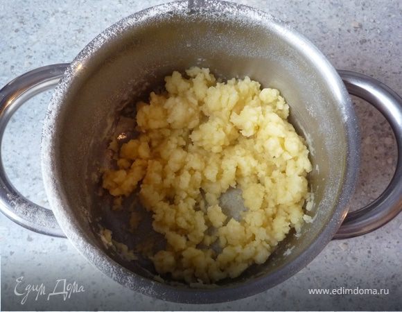 Для заварного теста 125мл воды и сливочное масло доводим до кипения. Добавляем муку и при 
помощи миксера, используя насадку с крючком, смешиваем все до тех пор, пока тесто не 
свернется в комочки.