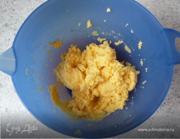 Снимаем кастрюлю с огня и по одному добавляем яйца, используя миксер и  насадку для 
взбивания.