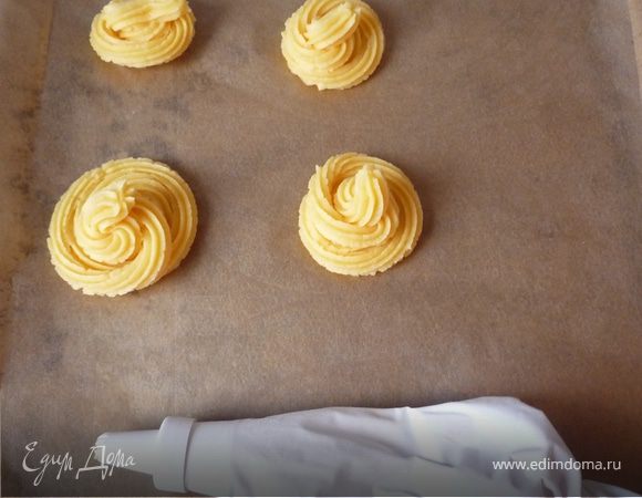 Разогреваем духовку до 200°C. На противень кладем бумагу для запекания.

Тесто перекладываем в кондитерский мешок с насадкой в виде большой звездочки, формируем
небольшие башенки на расстоянии друг от друга. Выпекаем 20 минут. Разрезаем башненки по 
горизонтали, остужаем.