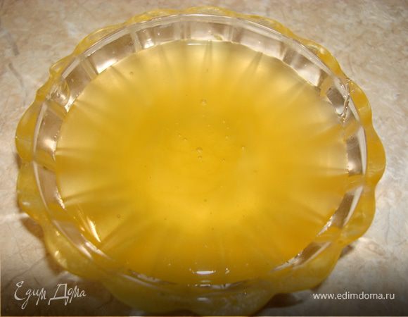 Начинать лучше с сиропа. В кастрюльку кладем мед, сахар и воду. На маленьком огне доводим сироп до кипения, постоянно помешивая. Когда закипит, проварить буквально пару минут. Затем добавить поломанный на кусочки шоколад (если используете его) и размешивать до тех пор, пока он не растворится. Дать остыть до теплого состояния.