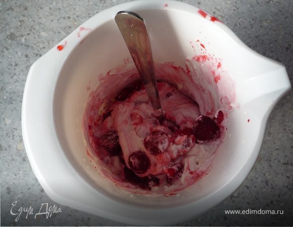 Взбиваем сливки, добавив закрепитель. Перемешиваем с малиной.