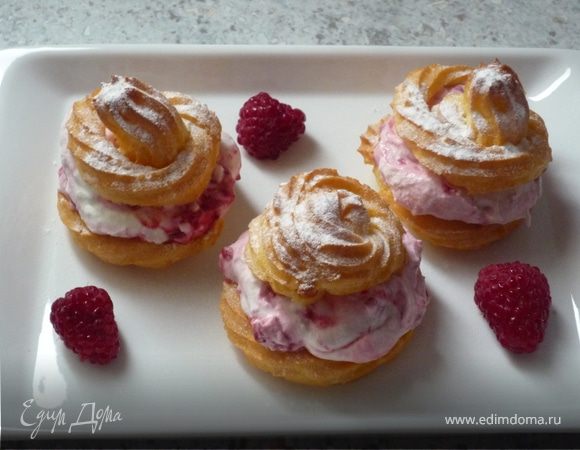 Наполняем этим кремом 
пирожные и посыпаем сахарной пудрой. Приятного аппетита!