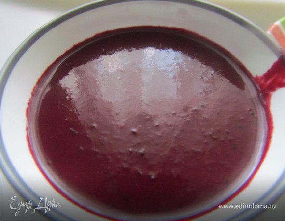 В сковороде растопить сливочное масло, добавить сахар, воду и хорошо перемешать. Всыпать ягоды и, постоянно помешивая тушить 5 минут. Добавить мяту и перец. Содержимое измельчить в блендере и протереть через сито. Остудить. Соус немного загустеет. Подавать к мясу! Приятного аппетита!