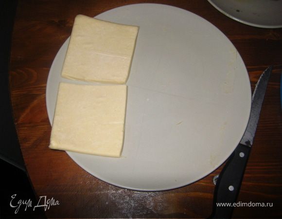 тесто разморозить, разделить на 4 квадрата.
