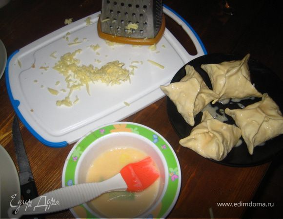 на каждый квадрат положить тертый сыр (я кладу много) и помазать взбитым яйцом.