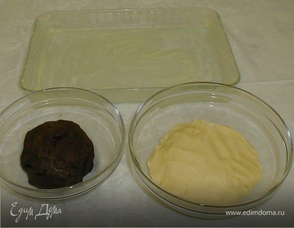 Добавить муку, соду гашенную соком лимона и вымесить тесто, разделить на две НЕравные части и смазать противень маслом. Часть смешанную с какао поставить в морозилку
