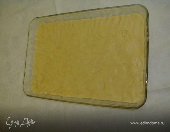 Белую часть распределить равномерно по противню и смазать данную часть джемом. У меня абрикосовый )).