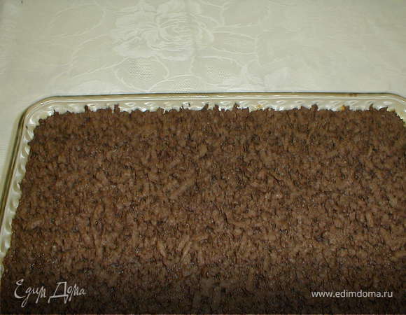 Через терку распределить по поверхности часть теста с какао.