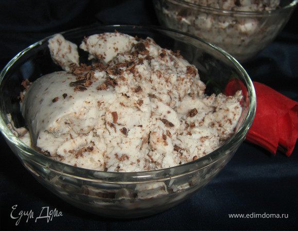 Готовое мороженое выложить с помощью ложки в креманки,украсить тёртым шоколадом.