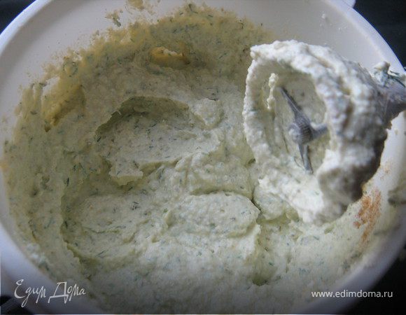 порубленный мелко укроп,натёртые на крупной тёрке яйца,сливки,горчицу(по желанию).Всё взбить с помощью блендера,добавить по вкусу соль и чёрный перец,если паштет будет слишком густым добавить ещё не много сливок.