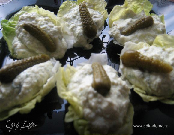 Подавать с тостами,крекерами на завтрак или на листиках салата как закуску,украсив корнишоном.Приятного аппетита!