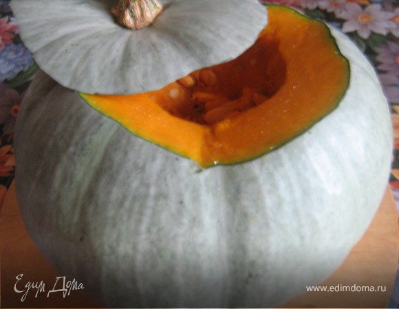Тыкву вымыть, срезать верхушку и отложить в сторону. Ложкой вынуть из тыквы семена и волокна