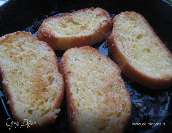В сковороде разогреть сливочное масло и обжарить белый хлеб с двух сторон,до румяной корочки,посыпать готовые гренки измельчённым чесноком,дать не много остыть и нарезать гренки кусочками.