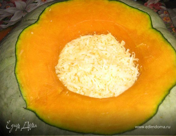 Сыр натереть на мелкой тёрке. Внутрь тыквы слоями положить гренки и натертый сыр. Посолить, поперчить,приправить мускатным орехом. Не перемешивать.