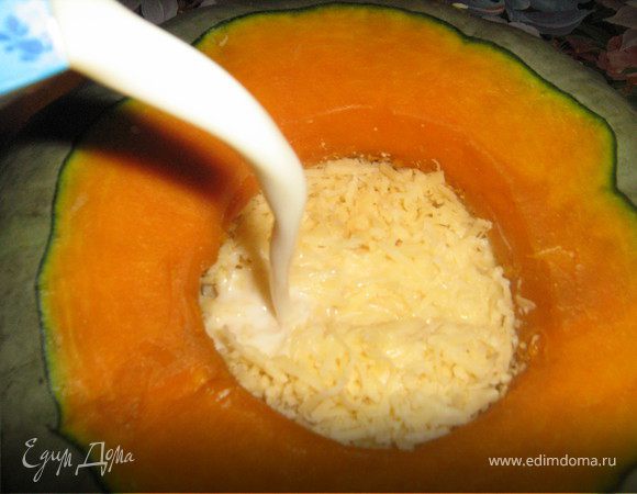 Влить в тыкву молоко