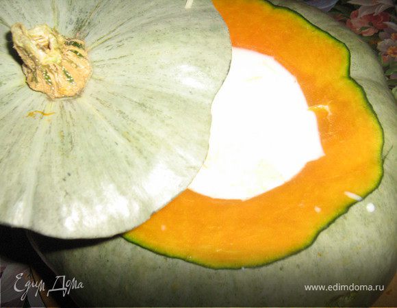 закрыть срезанной верхушкой и поставить в заранее разогретую до 200°С духовку на 1,5- 2 часа.