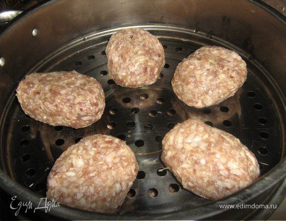 выложить на ярусы мантышницы и поставить варить на пару 30-35 минут,