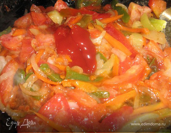 пока голубцы варятся приготовить соус.В сковороде разогреть раст.масло,обжарить в нём очищенный и нарезанный полукольцами лук,измельчённый чеснок,добавить морковь,нарезанную соломкой,жарить помешивая минут пять,затем добавить нарезанный соломкой болгарский перец и нарезанные произвольно помидоры,убавить огонёк и тушить помешивая 5-6 минут,