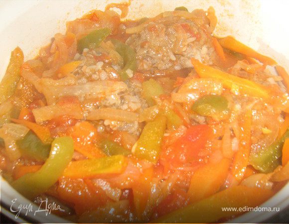 Готовые паровые голубцы выложить в глубокую кастрюлю,залить овощным соусом и дать покипеть мины 3-4,подавать посыпав зеленью.