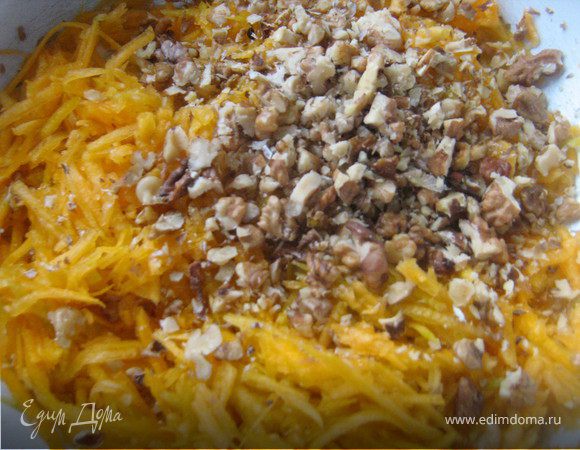 Тыкву натереть на крупной тёрке,добавить порубленные орехи,сахар и мускатный орех,перемешать Начинка готова