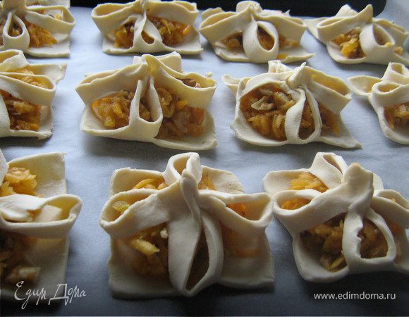 на середину выложить тыквенно-ореховую начинку.Теперь уголки соединить в середине(как на фото)Получается "цветочек",смазать взбитым яйцом(или желтком),выложить на противень,застланный бумагой для выпечки и поставить разогретую до 200С духовку на 15-20 минут.