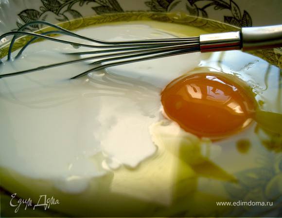 Смешайте оливковое масло, кефир и яйцо.