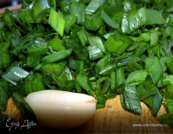 Вдругой миске смешайте муку, сахар, разрыхлитель, соду, соль и измельченые пряные травы. Зеленый лук мелко порежьте и разотрите с тертым сыром, всыпьте в муку. Добавьте смесь "МКЯ" и тщательно перемешайте. 