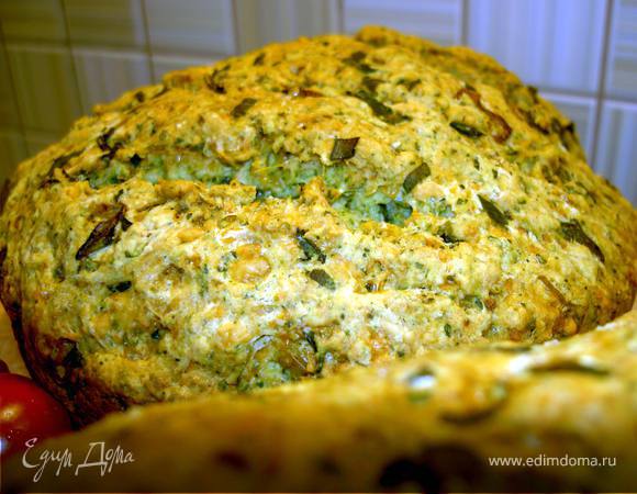 Положите измельченный чеснок и помидоры и вымешивайте пока тесто не станет эластичным (сначала покажется, что суховато, не добавляйте ничего). Смажьте формы маслом. Уложите тесто, разгладьте поверхность  и выпекайте в духовке разогретой до 175С около 1 часа до золотистого цвета.