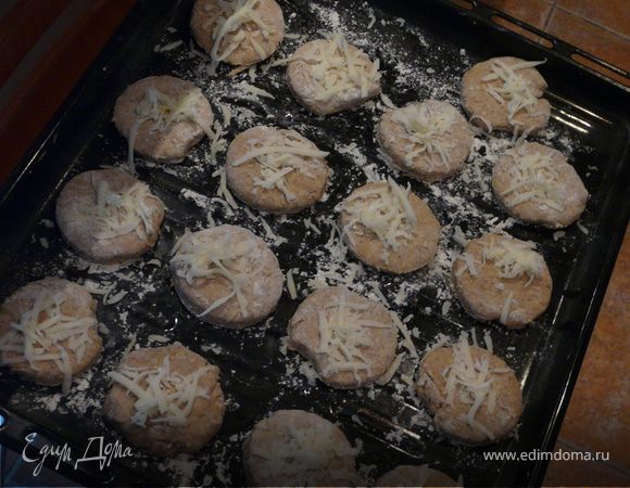 Смешать сухие и отдельно мокрые компоненты, замесить тесто и раскатать в пласт не тоньше 2 см. Стаканом (ок. 4 см) выдавить кружки, посыпать немного сыром и печь в духовке при 200С 15 минут.
Хороши с растертым авокадо или с екстра сыром:) А вообще, даже с джемом.