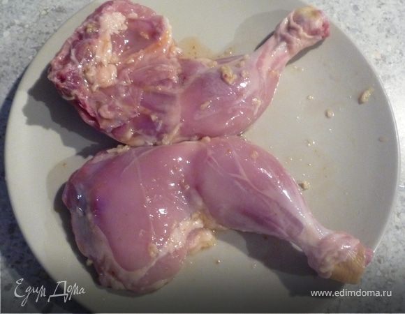 Снять шкурку с куриных бедер, промыть, высушить бумажным полотенцем. Чеснок пропустить 
через пресс, смешать с чили, медом и уксусом. Обмазать этой смесью курицу.
Выложить в
посуду для запекания. Готовить в духовке при 180°C в течение 40 минут. Приятного аппетита! 