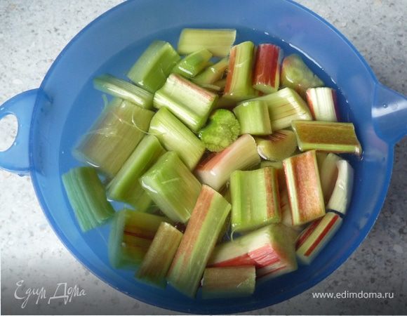 Ревень почистить и промыть в теплой воде. Нарезать небольшими кусочками и залить холодной 
водой. Оставить настаиваться 15 минут.