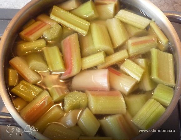 Тем временем залить сахар водой и довести до кипения. Слить воду с ревеня, добавить его в 
кипящий сахарный сироп. Варить на среднем огне 5-8 минут (пока ревень не станет мягким). 
Остудить.