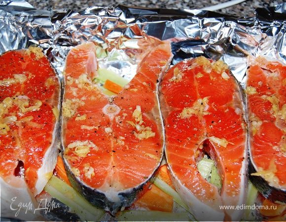 Выложите промаринованные стейки. Накройте их фольгой.(блестящей стороной внутрь) и поставьте в предварительно разогретую до 190°C духовку на 20 минут. Затем запекайте еще 5 минут без фольги.