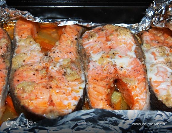 Рыба готова. Подавайте с гарниром на ваш вкус. И не забудьте положить морковь с сельдереем, они очень вкусные!