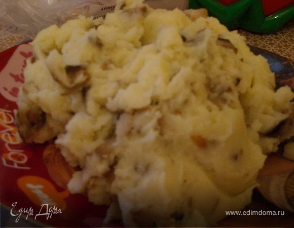 С картошкой: сделать привычным способом картофельное пюре, нарезать и обжарить грибочки. Перемешать.