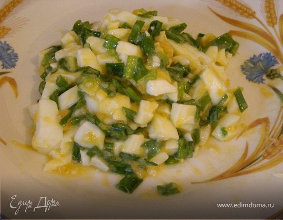 С яйцом и луком: лучок и сваренные яйца нарезать. Добавить растопленное масло, перемешать,посолить.