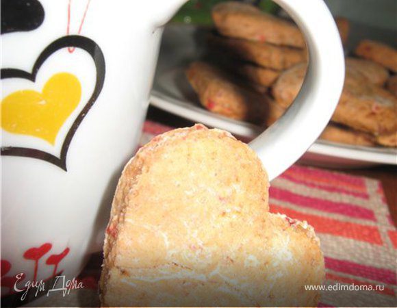 Тесто слепите в комок и положите на присыпанный мукой стол.
Раскатайте в пласт толщиной 5мм и вырежьте печенья круглой выемкой 55-60мм. Их надо будет разложить на противне на расстоянии 1 см друг от друга.