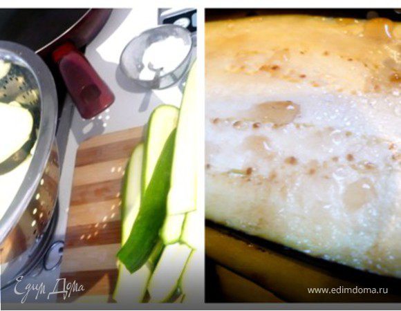 Баклажаны нарезать вдоль, толщиной 5 мм. Посыпать солью, положить в дуршлаг (коландер) и поставить над мойкой на 30 минут. Баклажаны выпустят излишнюю жидкость (фото).  Цуккини нарезать опять же вдоль, но чуть толще. 
