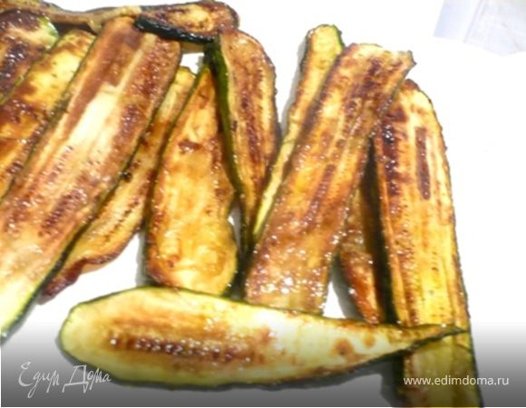 Баклажаны  прополоскать и просушить кухонной салфеткой. И баклажаны и цуккини обжарить с двух сторон в оливковом масле. Выкаладывать на кухонную салфетку, чтобы стекло лишнее масло. Слегка посолить.
