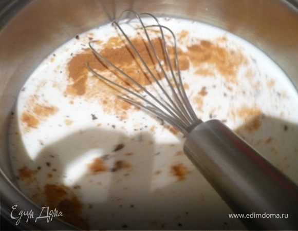 СОУС БЕШАМЕЛЬ: Молоко, корицу и гвоздику нагреть. 
