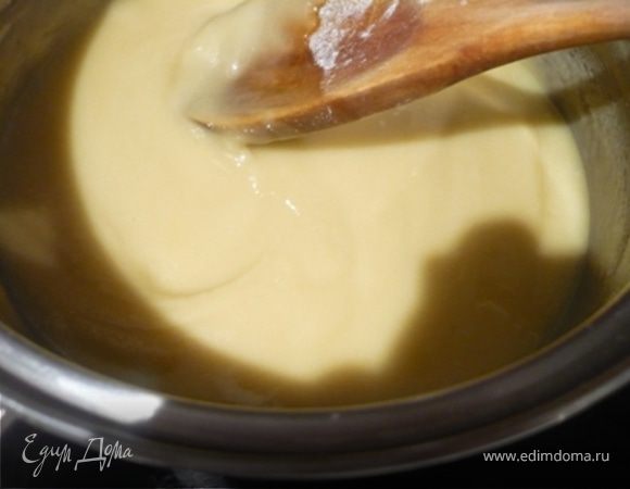 Отдельно, в кастрюльку влить оливковое масло и поставить на огонь. Чуть погодя всыпать туда муку и размешать. Комочков не будет - текстура будет очень однородной. Минуту поварить и влить туда молоко (не все!), постепенно и постоянно размешивая, сначала деревянной ложкой, а потом венчиком - комочков в соусе быть не должно. Отдельно немного взбить яйца и налить туда оставшееся молока. Размешать хорошенько и влисть в соус. Добавить сыр. Попробовать на соль.
