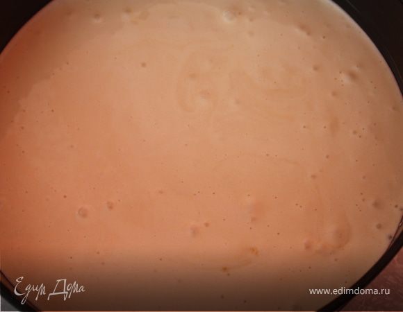 Взбить яйца с сахаром. Ввести муку и хорошо перемешать. Разъемную форму смазать сливочным маслом. Влить тесто.