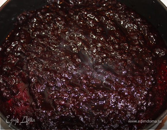 В кастрюле смешать все ингредиенты для начинки. Варить пока не уменьшиться в объеме на 1/3. Корж пропитать полученым "вареньем" 